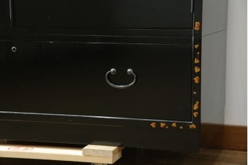 中古　美品　最高級品!!　桐材　奥ゆかしい蝶の図の蒔絵があしらわれた黒漆塗りの着物箪笥　(R-087479)