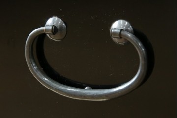 中古　美品　最高級品!!　桐材　奥ゆかしい蝶の図の蒔絵があしらわれた黒漆塗りの着物箪笥　(R-087479)