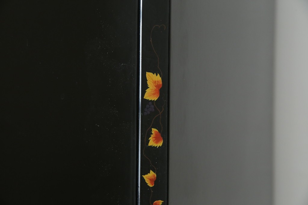 中古　美品　最高級品!!　桐材　奥ゆかしい蝶の図の蒔絵があしらわれた黒漆塗りの着物箪笥　(R-087479)