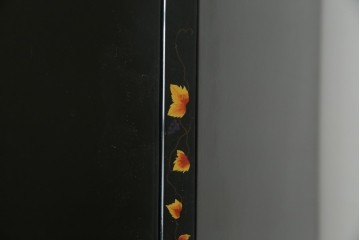 中古　美品　最高級品!!　桐材　奥ゆかしい蝶の図の蒔絵があしらわれた黒漆塗りの着物箪笥　(R-087479)