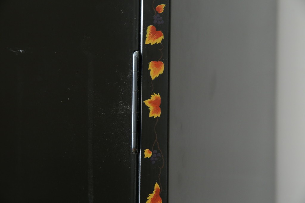 中古　美品　最高級品!!　桐材　奥ゆかしい蝶の図の蒔絵があしらわれた黒漆塗りの着物箪笥　(R-087479)