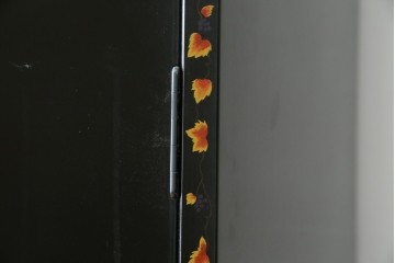 中古　美品　最高級品!!　桐材　奥ゆかしい蝶の図の蒔絵があしらわれた黒漆塗りの着物箪笥　(R-087479)