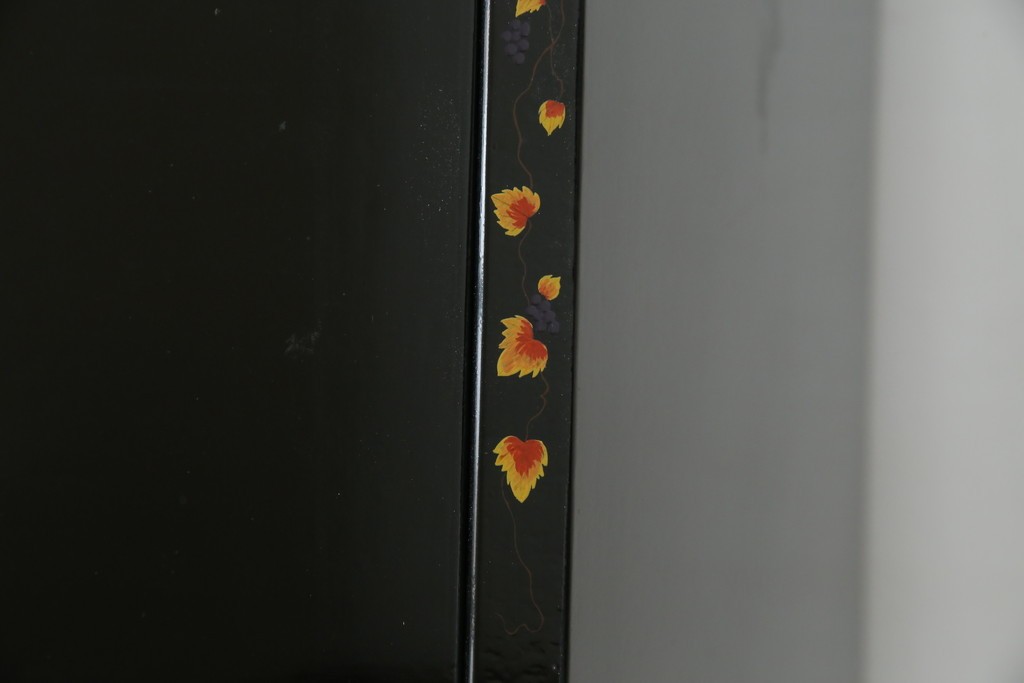 中古　美品　最高級品!!　桐材　奥ゆかしい蝶の図の蒔絵があしらわれた黒漆塗りの着物箪笥　(R-087479)