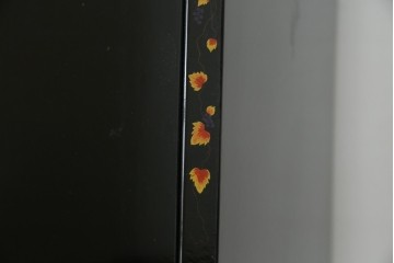 中古　美品　最高級品!!　桐材　奥ゆかしい蝶の図の蒔絵があしらわれた黒漆塗りの着物箪笥　(R-087479)