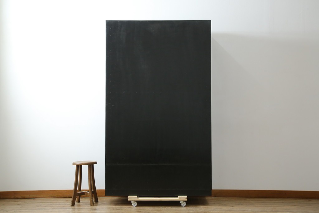 中古　美品　最高級品!!　桐材　奥ゆかしい蝶の図の蒔絵があしらわれた黒漆塗りの着物箪笥　(R-087479)