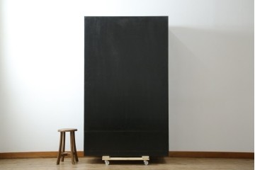 中古　美品　最高級品!!　桐材　奥ゆかしい蝶の図の蒔絵があしらわれた黒漆塗りの着物箪笥　(R-087479)