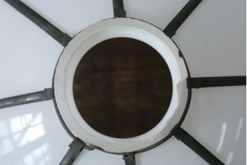 《引っ掛けシーリング式ペンダントライト加工費込み》　和製アンティーク　大正ロマン　ふっくらとしたドーム型の真鍮飾り付きペンダントライト　※傷み有り　(R-087480)