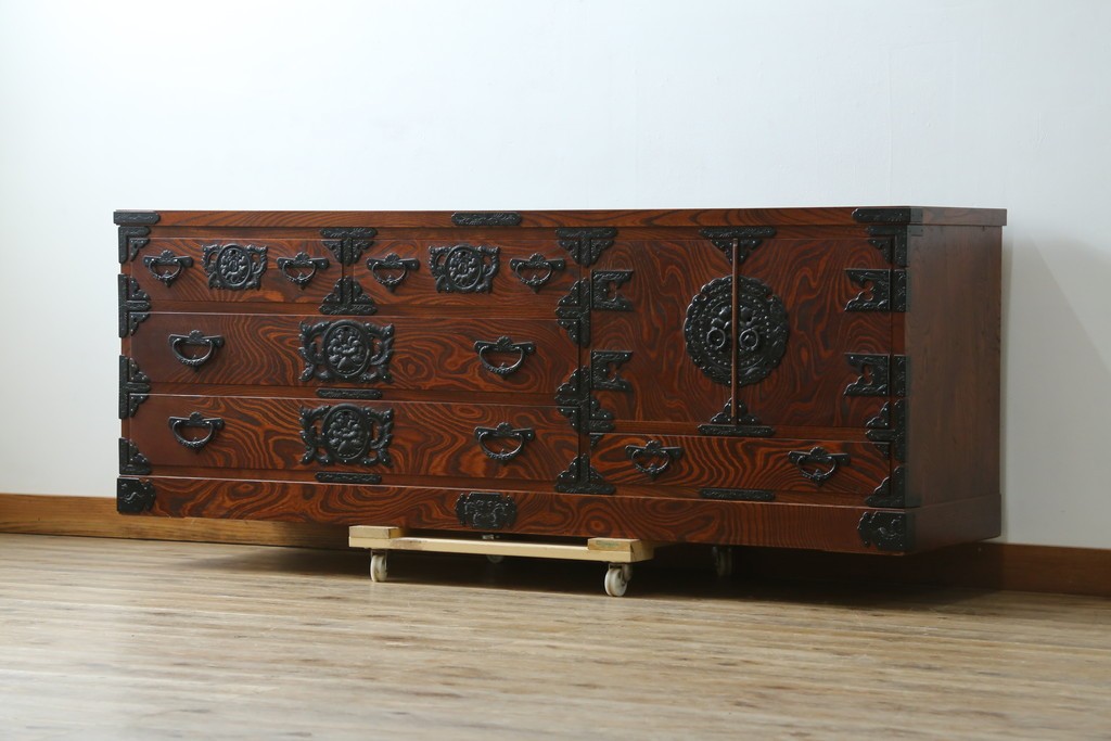 中古　美品　菊幸　岩谷堂箪笥　欅(ケヤキ)材　力強い杢目が目を惹く漆塗りのローボード　(R-087482)