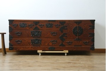 中古　美品　菊幸　岩谷堂箪笥　欅(ケヤキ)材　力強い杢目が目を惹く漆塗りのローボード　(R-087482)