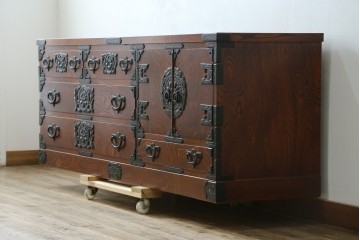 中古　美品　菊幸　岩谷堂箪笥　欅(ケヤキ)材　力強い杢目が目を惹く漆塗りのローボード　(R-087482)