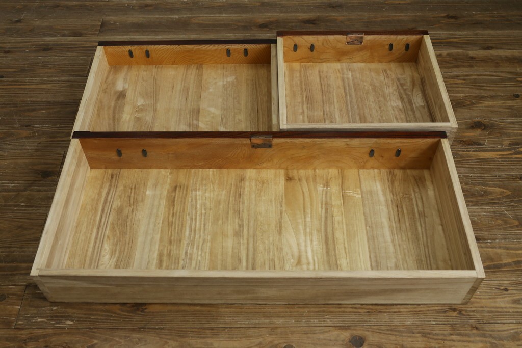 中古　美品　菊幸　岩谷堂箪笥　欅(ケヤキ)材　力強い杢目が目を惹く漆塗りのローボード　(R-087482)