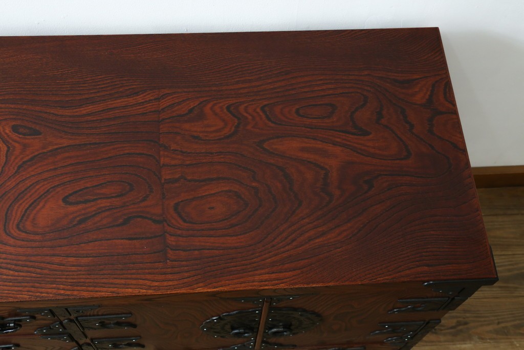 中古　美品　菊幸　岩谷堂箪笥　欅(ケヤキ)材　力強い杢目が目を惹く漆塗りのローボード　(R-087482)