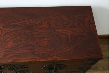 中古　美品　菊幸　岩谷堂箪笥　欅(ケヤキ)材　力強い杢目が目を惹く漆塗りのローボード　(R-087482)