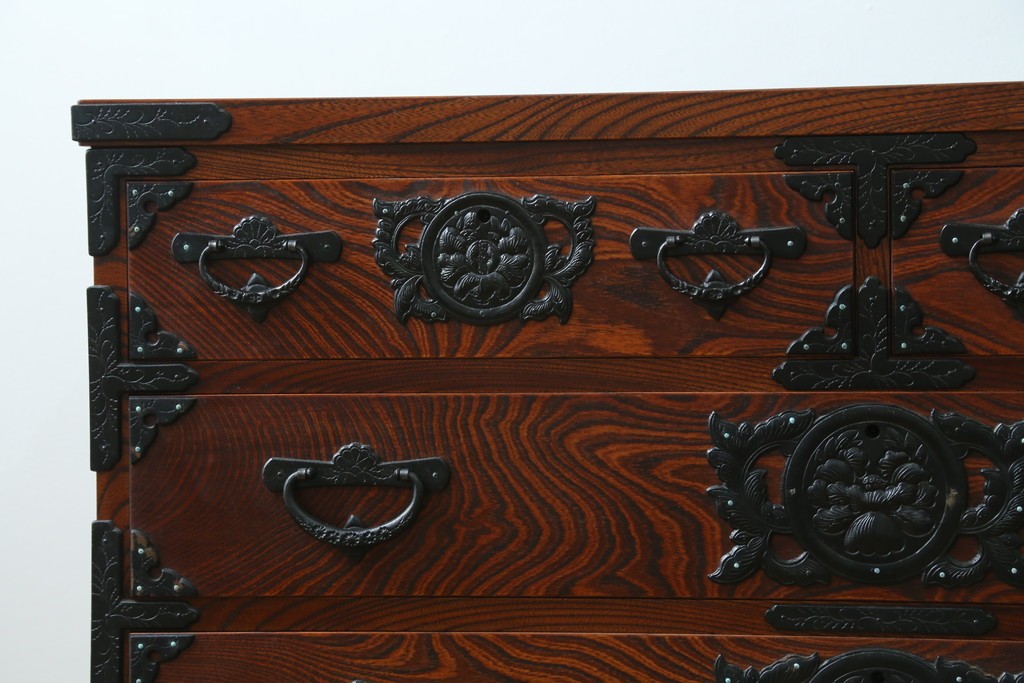 中古　美品　菊幸　岩谷堂箪笥　欅(ケヤキ)材　力強い杢目が目を惹く漆塗りのローボード　(R-087482)