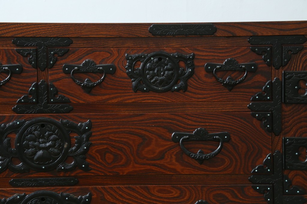 中古　美品　菊幸　岩谷堂箪笥　欅(ケヤキ)材　力強い杢目が目を惹く漆塗りのローボード　(R-087482)