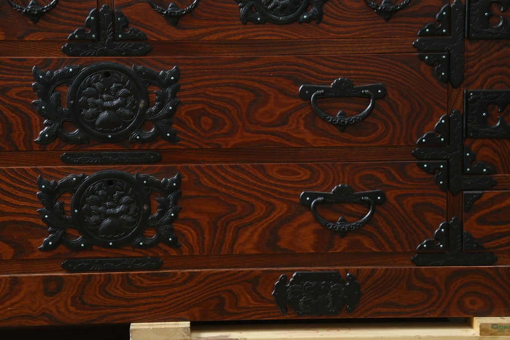 中古　美品　菊幸　岩谷堂箪笥　欅(ケヤキ)材　力強い杢目が目を惹く漆塗りのローボード　(R-087482)