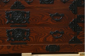 中古　美品　菊幸　岩谷堂箪笥　欅(ケヤキ)材　力強い杢目が目を惹く漆塗りのローボード　(R-087482)