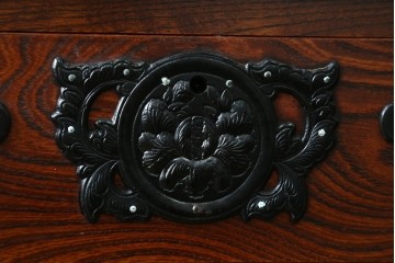 中古　美品　菊幸　岩谷堂箪笥　欅(ケヤキ)材　力強い杢目が目を惹く漆塗りのローボード　(R-087482)