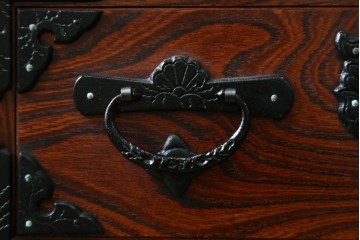 中古　美品　菊幸　岩谷堂箪笥　欅(ケヤキ)材　力強い杢目が目を惹く漆塗りのローボード　(R-087482)