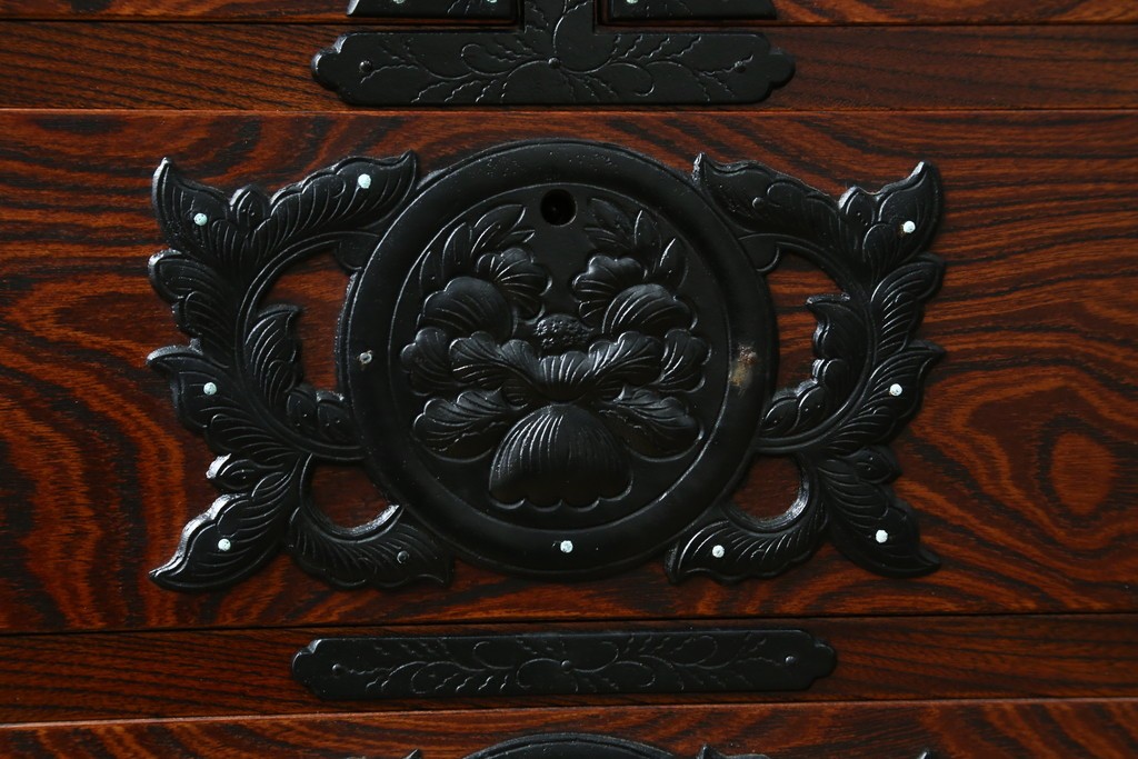 中古　美品　菊幸　岩谷堂箪笥　欅(ケヤキ)材　力強い杢目が目を惹く漆塗りのローボード　(R-087482)