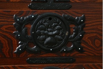 中古　美品　菊幸　岩谷堂箪笥　欅(ケヤキ)材　力強い杢目が目を惹く漆塗りのローボード　(R-087482)