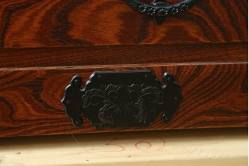 中古　美品　菊幸　岩谷堂箪笥　欅(ケヤキ)材　力強い杢目が目を惹く漆塗りのローボード　(R-087482)