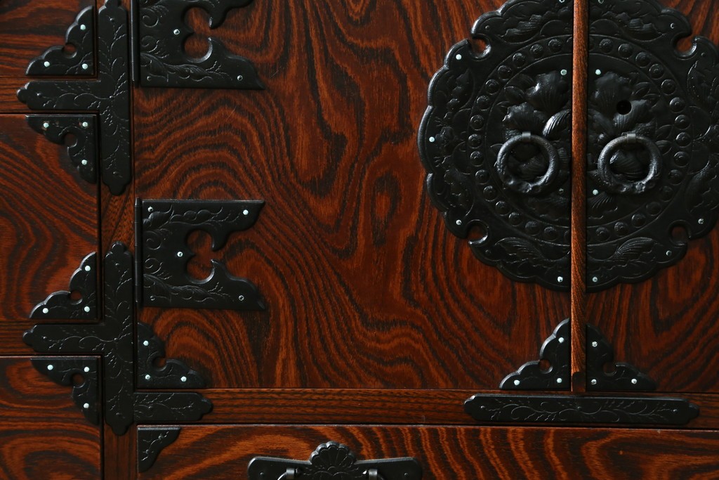 中古　美品　菊幸　岩谷堂箪笥　欅(ケヤキ)材　力強い杢目が目を惹く漆塗りのローボード　(R-087482)