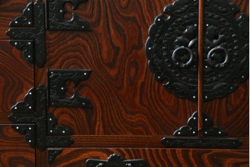 中古　美品　菊幸　岩谷堂箪笥　欅(ケヤキ)材　力強い杢目が目を惹く漆塗りのローボード　(R-087482)