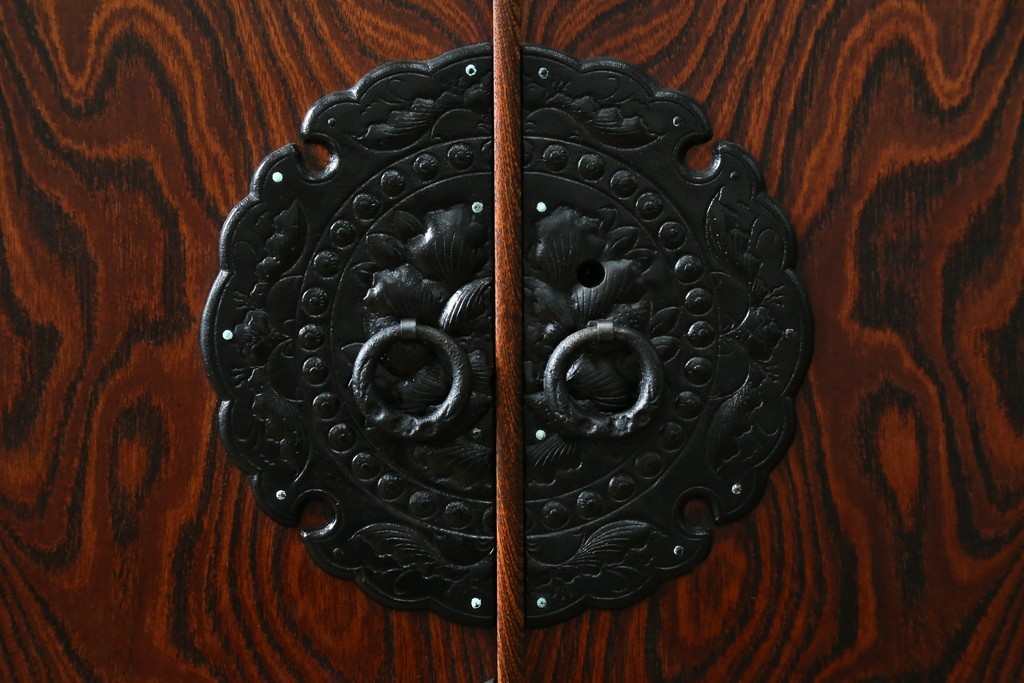 中古　美品　菊幸　岩谷堂箪笥　欅(ケヤキ)材　力強い杢目が目を惹く漆塗りのローボード　(R-087482)