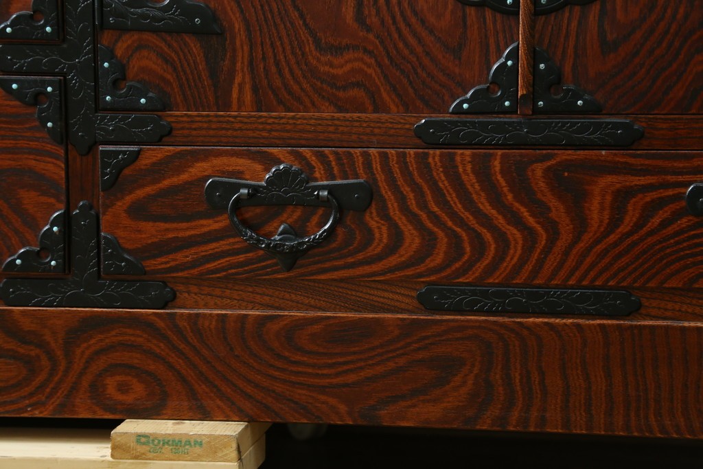 中古　美品　菊幸　岩谷堂箪笥　欅(ケヤキ)材　力強い杢目が目を惹く漆塗りのローボード　(R-087482)