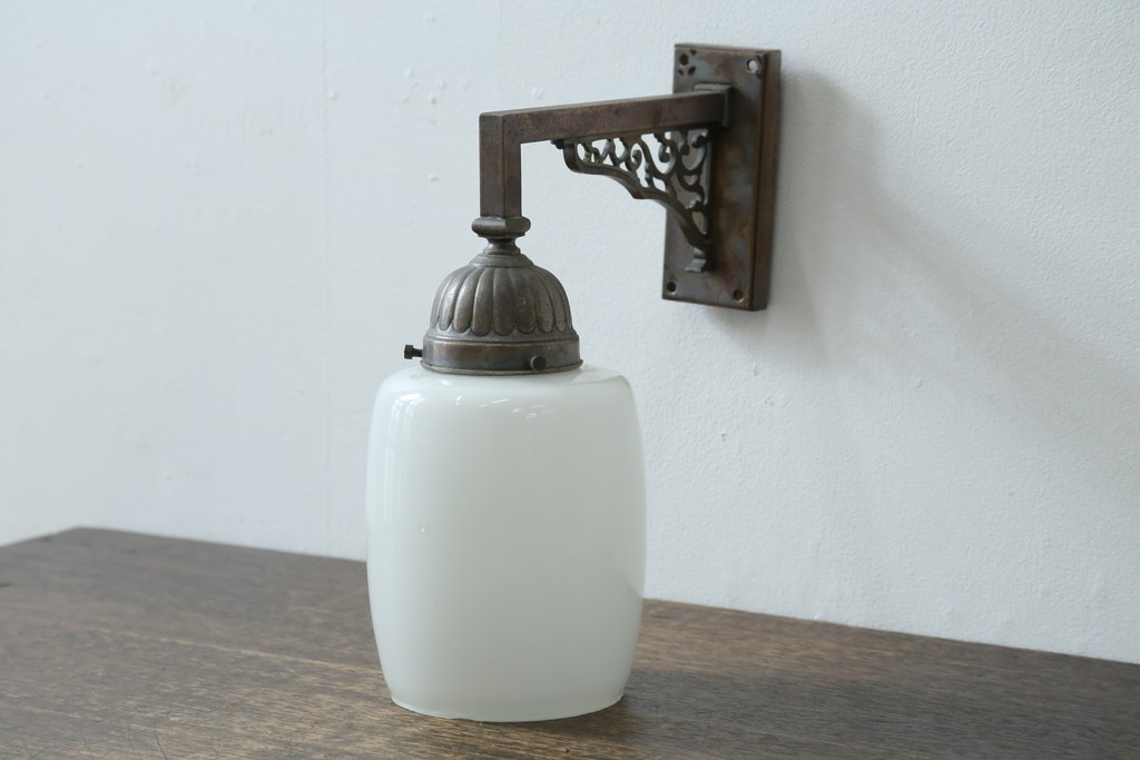 和製アンティーク　乳白色シェードのウォールライト　(R-087486)