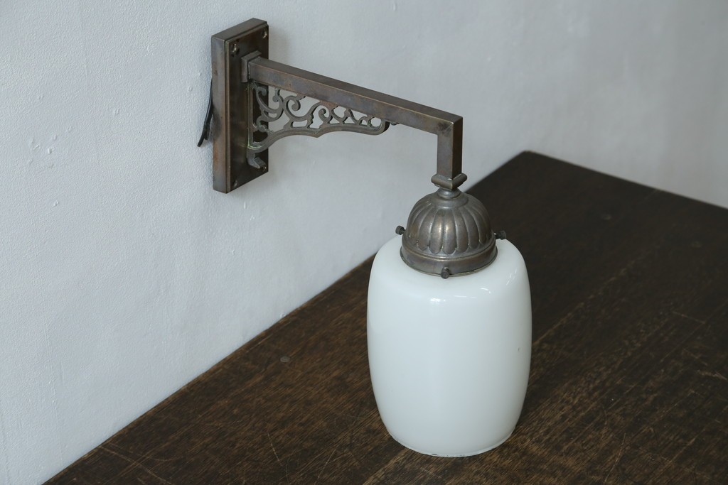 和製アンティーク　乳白色シェードのウォールライト　(R-087486)