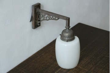 和製アンティーク　乳白色シェードのウォールライト　(R-087486)
