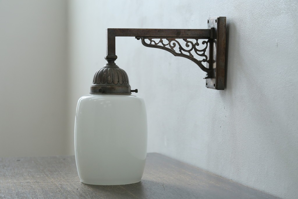 和製アンティーク　乳白色シェードのウォールライト　(R-087486)