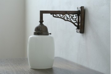 和製アンティーク　乳白色シェードのウォールライト　(R-087486)