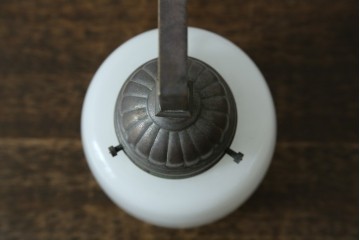 和製アンティーク　乳白色シェードのウォールライト　(R-087486)