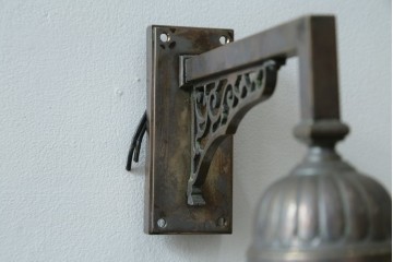 和製アンティーク　乳白色シェードのウォールライト　(R-087486)