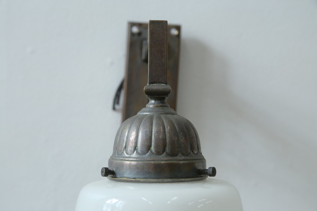 和製アンティーク　乳白色シェードのウォールライト　(R-087486)