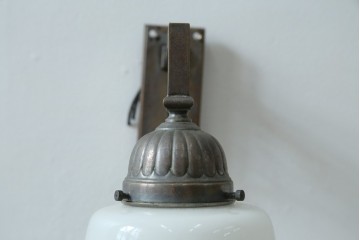 和製アンティーク　乳白色シェードのウォールライト　(R-087486)