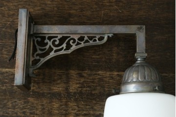 和製アンティーク　乳白色シェードのウォールライト　(R-087486)