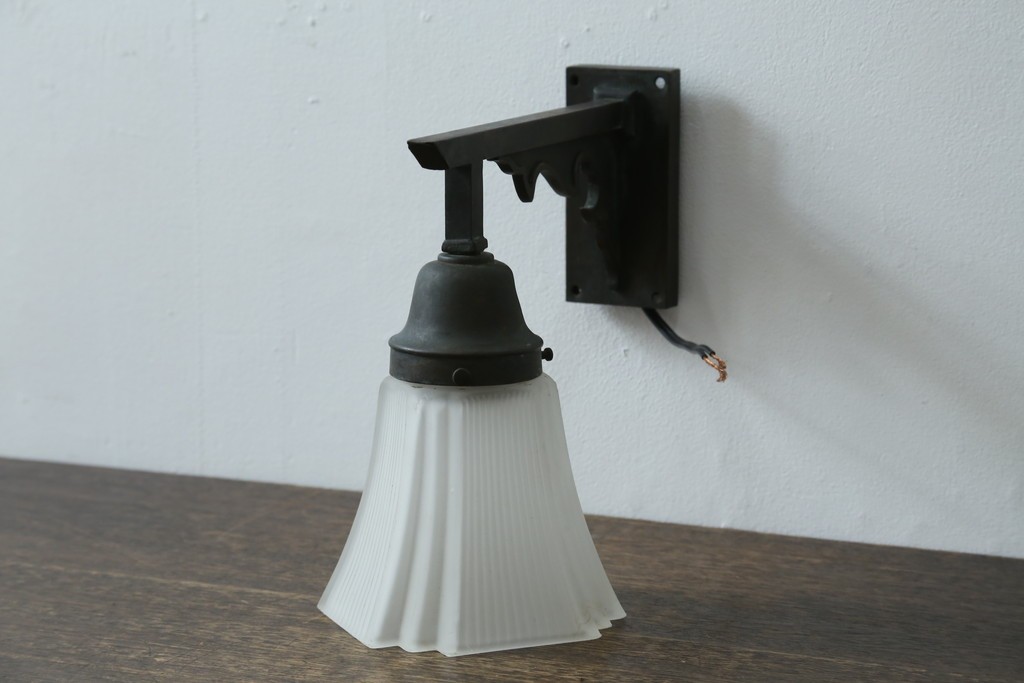 和製アンティーク　ほんのり透ける乳白色ガラスシェードのウォールライト　(R-087487)