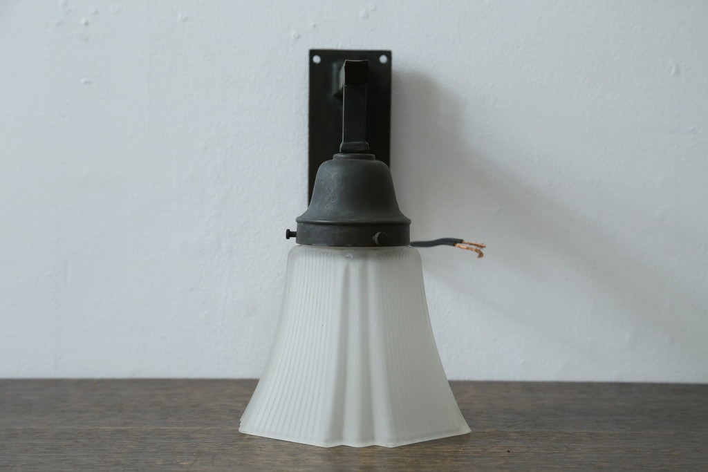 和製アンティーク　ほんのり透ける乳白色ガラスシェードのウォールライト　(R-087487)