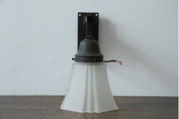 和製アンティーク　ほんのり透ける乳白色ガラスシェードのウォールライト　(R-087487)