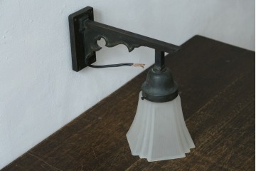 和製アンティーク　ほんのり透ける乳白色ガラスシェードのウォールライト　(R-087487)