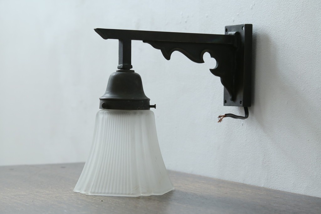 和製アンティーク　ほんのり透ける乳白色ガラスシェードのウォールライト　(R-087487)