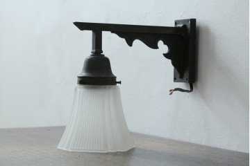 和製アンティーク　ほんのり透ける乳白色ガラスシェードのウォールライト　(R-087487)