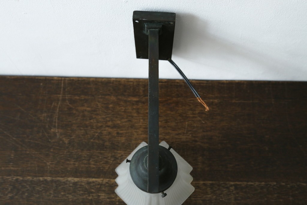 和製アンティーク　ほんのり透ける乳白色ガラスシェードのウォールライト　(R-087487)