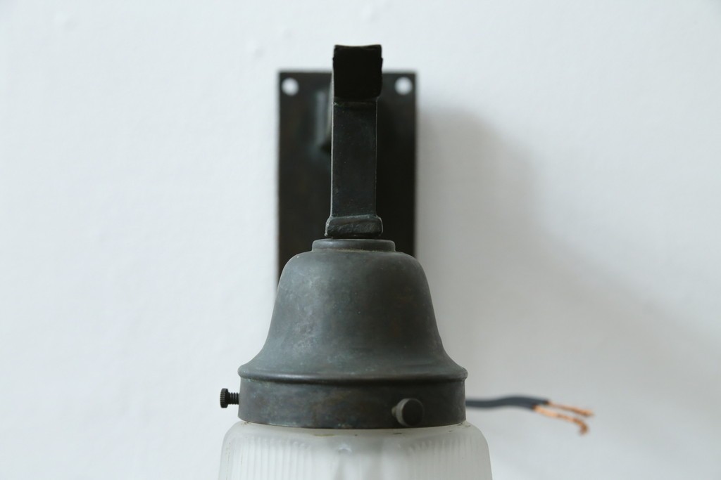 和製アンティーク　ほんのり透ける乳白色ガラスシェードのウォールライト　(R-087487)