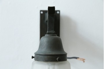 和製アンティーク　ほんのり透ける乳白色ガラスシェードのウォールライト　(R-087487)