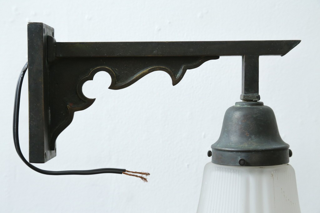 和製アンティーク　ほんのり透ける乳白色ガラスシェードのウォールライト　(R-087487)